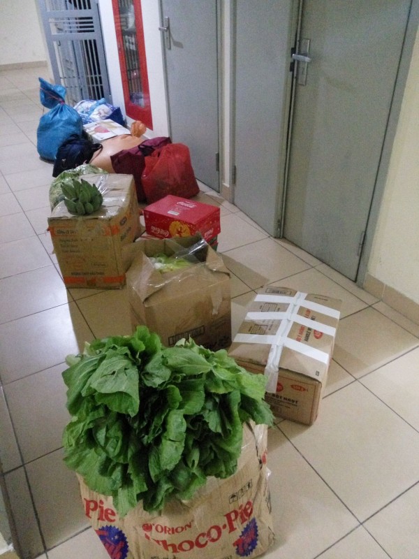 Hết Tết, sinh viên thi nhau khoe ảnh chụp cả núi thức ăn bố mẹ trang bị mang ra phòng trọ ‘chống đói’